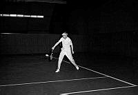 Lidingövägen 75, Kungliga Tennishallen. Kung Gustaf VI Adolf spelar tennis.