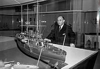 Kavallerivägen, Statens sjöhistoriska museum. Museidirektör Gerhard Albe vid en modell av pansarskeppet Oden.