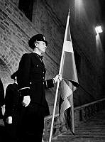 Hantverkargatan 1, Stadshuset. Stockholmspolisens 100 årsjubileum i Blå hallen. En polis i uniform står vid trappan.