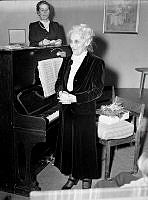 Timmermansgatan 48, Timmermansgården. Julfest. 85-åriga pianisten Elsa Stenhammar.