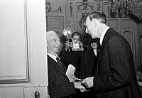 Södra Blasieholmshamnen 8, Grand Hotel. Prins Wilhelm, till höger, i samspråk med Bertrand Russell, Nobelpristagare i litteratur 1950. En fotograf står i bakgrunden.