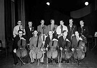 Gustav Adolfs Torg 2, Operan. Konsertmästare Gunnar Norrby med sin stråkensemble, 12 cellister, vilka deltog vid Svenska Dagbladets julkonsert.
