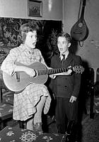 Barnen Lillian och Björn Sjöstrand spelar gitarr och sjunger.