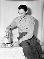 Författaren Gustaf Rune Eriks i sitt kök i Hökarängen. Eriks har belönats med Svenska Dagbladets litteraturpris 1950.