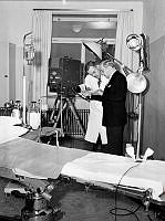 Mr Walter Lawrence från RCA (Radio Corporation of America) demonstrerar televisionens möjligheter på Karolinska sjukhuset.