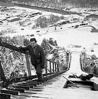 Nya Hammarbybacken. En man går uppför trappan till hoppbacken. Backen ska lagas och förbereds inför SM i backhoppning, 27-31 januari 1951.