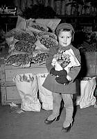 Klarahallen. 3-åriga Sven Malmberg med en bukett blommor i famnen.