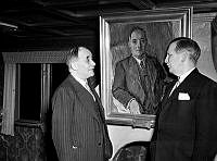 Henning Leo, generaldirektör i Byggnadsstyrelsen, avskedshyllas med en målning av hans porträtt.