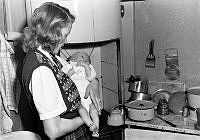 Stadshagen. Reportage hos hyresgäster i de 50-åriga nödbostäderna invid S:t Görans kapell. På bilden ser vi en kvinna med ett nyfött barn.