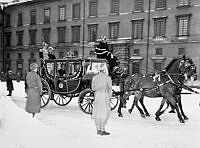 Kung Gustaf VI Adolf och Prins Bertil i sjuglasvagnen på väg till 1951 års riksdagsöppnade.