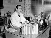 Läkare Sture Österlind vid sitt skrivbord.