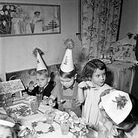 Julgransplundring. Barn äter tårta.