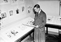 Kungsgatan 28. Hängning av teckningsutställning med många kända konstnärer hos Leon Welamson, här i bild.