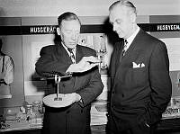 Eugeniahemmet. Bandagemästare H. Runfjord t.v. och dr. H. Nilsonne visar en skedhållare och ett armstöd som kan användas både vid matbordet och telefonen.