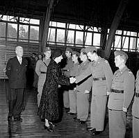 Svea Livgarde, Sörentorp. Drottning Louise önskar de militärer som ska resa till sjukhus i Korea lycka till.