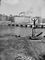Strömparterren med utsikt mot Strömbron. I förgrunden fiskehåvar och Milles staty 