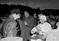 Flaten. Korvförsäljning vid motorsporttävling. I mitten står Prins Bertil och äter korv, efter att ha kört ett träningslopp med sin Jaguar.