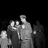 Bromma flygplats. 48 Röda korset-arbetare välkomnas hem, efter sex månaders tjänstgöring i Korea, där väpnad konflikt pågår. Major Gunnar Nyby möts av sin fru Karin och barnen Viveta och Magnus.