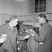 Lv 3, Kgl Stockholms Luftvärnsregemente. Två män vid sjukvårdsutrustning, i samband med den andra kontingenten av hemvändande från Koreaambulansen.