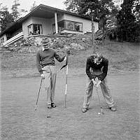 Lidingö golfbana. Svenska Dagbladets korporationstävling i golf. 
G. Dyrssen puttar medan J. Oterdahl håller flaggan.