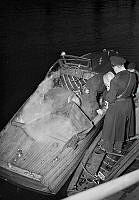 Brandmän undersöker en brand i en motorbåt.