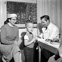 Förskolebarn vaccineras mot polio. Här vaccineras Lars Gustaf Selin av läkare Arne Dahlström.