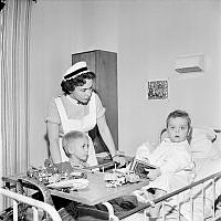 Sachsska Barnsjukhuset. En allergiklinik med 13 vårdplatser har öppnat. På bilden ser vi syster Ulla med två barn. Tomas t.h. sitter i en sjuksäng och spelar dragspel.