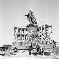 Skeppsbron. Statyn av Gustav III står åter på sin sockel, efter att ha blivit rengjord och putsad.