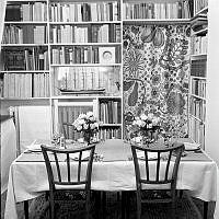 Svenskt Tenns skapare Estrid Ericson har dukat ett bord som inspiration inför pingst. Textil av Josef Frank.