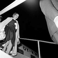 Bromma flygplats. Grace Kelly anländer med flyget. (Hon och hennes make furst Rainier III av Monaco ska besöka hans far som opererats av svenska läkare.)