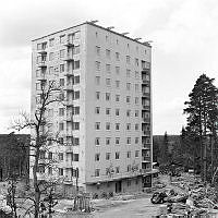 Filipstadsbacken 36. Den sydligaste stadsdelen i Stockholm byggs. Det första paret flyttar in i Farsta, Lars och Syster Klingberg tittar ut genom sitt fönster i sin 3:rummare på 9:e våningen.