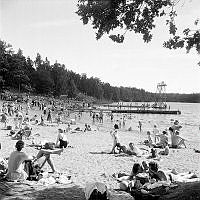 Flatenbadet. Värmen har kommit till Stockholm och Flatenbadet slog rekord med 15 000 badgäster.
