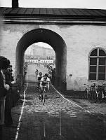 Karlbergs slott. Karlbergsloppet på cykel. Stig Mårtensson leder loppet, tätt efter kommer Artur Scott och Owe Nordqvist.