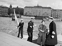 Logårdstrappan. Kung Gustaf VI Adolf och Drottning Louise hälsas välkomna hem från sitt besök i Helsingfors.