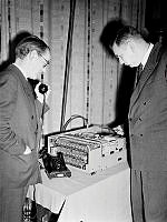 Biltelefonen demonstreras, troligtvis av uppfinnarna och byråingenjörerna Sture Lauhrén och Ragnar Berglund, för svenska uppfinnarföreningen.