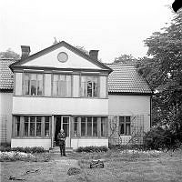 Ålstens Gård. Axel Gauffin, Överintendent på Nationalmuseum, står framför sitt hem.