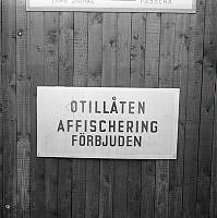 Skylt med texten, Otillåten affischering förbjuden. Skylten var uppsatt på Vasagatan, mellan Bryggargatan och Gamla Brogatan. Skylten brukade diskuteras av passerande fotgängare.