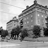 Hörnet Vikingagatan och Karlbergsvägen. Stiftelsen Isaak Hirschs Minne. (Isaak Hirsch (1843-1917) var en entreprenör och byggherre med ett socialt engagemang och en omtanke om Stockholms invånare).