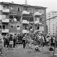 Skebokvarnsvägen 182. En gasexplosion. Hela ytterväggen på lägenheten kastades ut över en lekplats.
