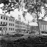 Hässelbygårdsskolan under uppbyggnad. Under en tioårsperiod (från 1947 t o m 1957) byggdes det 35 nya skolor i Stockholm och elevantalet ökade från 35 000 till 80 000.