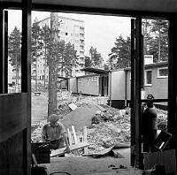 Fruängsgatan 57-61. Fruängens småskolelänga är under uppbyggnad.