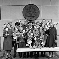 Dag Hammarskjölds Väg 31 (f. d. Strandvägen 101), Amerikas Förenta Staters ambassad. De tolv ungdomarna är finalister i Walt Disneys stora barntävling, där första pris är en flygresa till Disneyland.