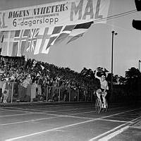 Johanneshovs IP. DN:s och Svenska Cykelförbundets 6-dagars lopp. Målgång för vinnaren Stan Britten från England.