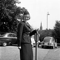 Mannekängen/modellen Monika Andersson visar uniformen till de första parkeringsvakterna. Enbart kvinnor anställdes.