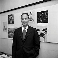 Mäster Samuelsgatan 44, Grafiska Institutet/Konstfacksskolan. Fotografen Irving Penn vid sin utställning om amerikansk reklam- och tidskriftsfotokonst.