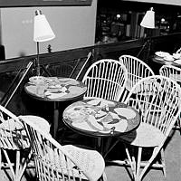 Stureplan 2, Restaurang Regnbågen är ombyggd och nyinredd. Stig Lindbergs emaljerade bord på läktaren.