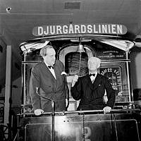 Tulegatan 8. Spårvägsmuseet återinvigs efter renovering. Spårvagnschef Hans von Heland och spårvägsman John Billing på en hästspårvagn som Billing en gång kört.