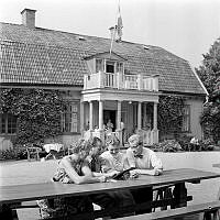 Skärholmens gård. Scoutförbundet ordnar föräldrakurs. Vid bordet sitter fr.v. Annie Wetterling, kursledare Harry Avrén, Aud Berg, Åke Lindgren.