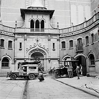 Hamngatan 4, Hallwylska Palatset, innergården. En Mercedes från 1915 körs in på gården.