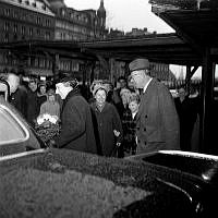 Centralstationen. Kung Gustav VI Adolf och drottning Louise ankommer från Italien och möts av allmänheten som väntar utanför.